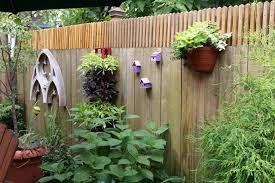 Garden With Amazing Fence Decorative Ideas