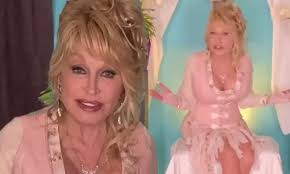 (i thought it was cute, but no, never!) Dolly Parton 74 Declares She S Always In Glam Even When Confined To Home In Covid 19 Quarantine Daily Mail Online