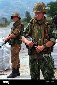Russian soldiers guard a checkpoint near the village of Pasjane in Kosovo  Sunday August 1 1999. Yesterday the Military Stock Photo - Alamy さん