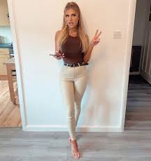 Chloe goes on to talk about how her friends and family would describe her. Meet Chloe The Love Island 2021 Star Who S Already Causing Drama