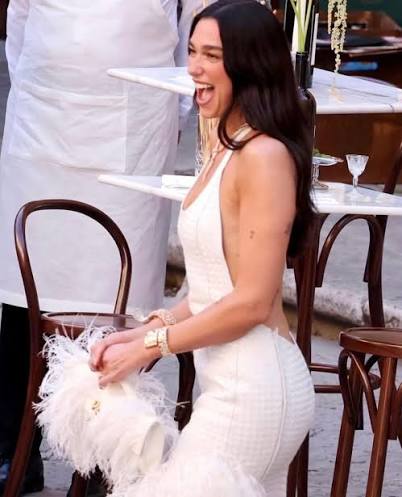 Dua Lipa sigue celebrando su matrimonio con Callum Turner en Sicilia, Italia 🇮🇹 💍