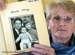 Renate Hong holding a picture of her and her husband with one of their ...