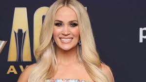 carrie underwood dazzles fans in jaw