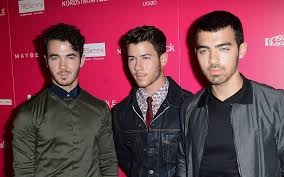 4.7 out of 5 stars 148. Comeback Der Jonas Brothers Priyanka Chopra Und Sophie Turner Spielen In Neuem Musikvideo Mit