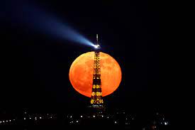 Dans la nuit noire parisienne, l'éblouissant spectacle de la Super Lune et  de la Tour Eiffel