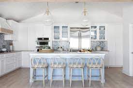 25 coastal kitchens and dining rooms