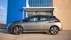 2022 nissan leaf review ratings specs