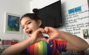 Niña de 7 años pide a padres enseñar Orgullo LGBTQ+ - Homosensual