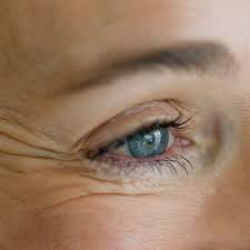 how to apply eyeliner to wrinkled eyelids