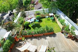 Banyaknya rumah yang tidak memiliki tanah sepetak untuk menanam. Yuk Manfaatkan Atap Rumahmu Jadi Kebun Sayuran Dan Bunga