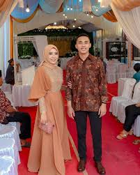 Sedang cari baju batik couple dan kebaya modern?✌ yuk cek koleksi trend model baju batik couple dan kebaya modern kekinian. 8 Busana Kondangan Couple Terbaru Warnanya Kalem Dan Nggak Kembar Banget