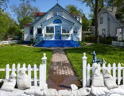 House with white picket fence on Toronto Islands for boomervoice -  BoomerVoice