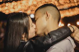 couple kissing free stock photo