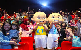 While trying to find their way back home to kampung durian runtuh, the disoriented kids are suddenly burdened with the task of. Pekan Pertama Rilis Upin Ipin The Movie Diserbu Penonton Jpnn Com