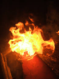 Процес запалювання вогню без сірників