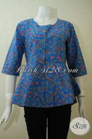 Warna pakaian yang cocok dengan warna ungu. Baju Batik Atasan Model Blus Warna Biru Pakaian Batik Modern Desain Mewah Pas Buat Kerja Kantoran Bls2401p L Toko Batik Online 2021