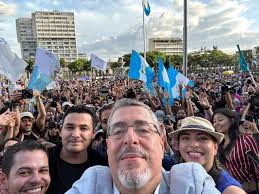 Bernardo Arévalo de León on X: "Volvimos a la plaza. Esta vez, para celebrar que el pueblo de Guatemala dejó muy claro ayer que se puede construir un futuro diferente. https://t.co/PvptZnOKVU" /