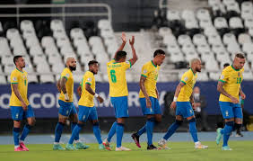 Alex sandro de brasil celebra un gol el 17 de junio con sus compañeros, durante un partido por el grupo a de la copa américa disputado en el estadio olímpico nilton santos, en río de janeiro (brasil). Y4hxks3trtabsm