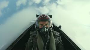 Usta donanma pilotu pete mitchell ileri derece eğitim için gönderildiği miramar donanma hava üssü'nde herkesin ulaşmaya çalıştığı top gun onur ödülü için en kıdemli pilotlardan biri olan tom kasansky ile başa baş bir mücadele içine girer. Tom Cruise Takes Off In Latest Top Gun Trailer Variety