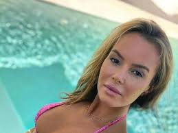 amanda holden stuns in jaw dropping hot