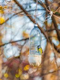Fabriquer une mangeoire oiseaux en bouteille de plastique : tutos et idées  faciles