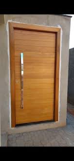 porta pivotante de alumínio que imita madeira ganha espaço em projetos. Instalacao De Portas Casa Nova