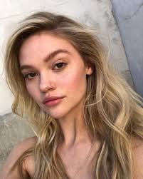 Actresses with blue eyes and blonde hair. Ouai On Instagram The To The Perfect Golden Hour Selfie Texturizing Hair Spray Golden Hair H In 2020 Blonde Hair Brown Eyes Blonde Brown Eyes Hair Beauty
