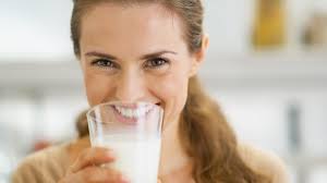 Które mleko ma najmniej kalorii? (rodzaje mleka kcal w 100 ml i w