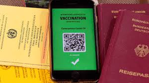 Ein mann scannt mit einem handy ein dokument für den digitalen impfnachweis. Pilotprojekt Digitaler Impfnachweis Kv Brandenburg Befurchtet Burokratiemonster Radioeins