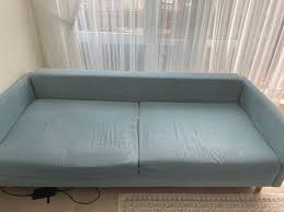 babyblaues sofa mit schlaffunktion und