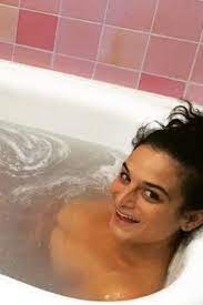 Why actress Jenny Slate swears by morning baths | Well+Good | Jenny slate,  Jenny, Beauty