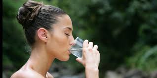 Vemale.com - Salah satu waktu yang paling baik untuk minum air putih adalah pagi hari setelah kita bangun tidur. Mengapa? - 26917-5-manfaat-minum-air-putih-saat-perut-kosong-di-pagi-hari-041151