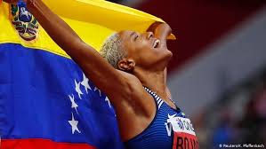 Yulimar rojas se estableció como la mejor de su país en saltos en el campeonato de venezuela de 2015, con el establecimiento del registro nacional de 6,57 m (21 pies) y 61/2 de 14.17 m (46 pies) de 53/4 para ganar los eventos de longitud y triple salto. Recibe La Venezolana Yulimar Rojas Premio Nacional Del Deporte En Espana Deportes Dw 02 03 2021