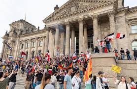 With between half a million and a million protesters it was one of the largest demonstrations in east german history and a milestone of the peaceful revolution. Corona Demos In Berlin Von Reichsflagge Bis Afd Eine Fahnenkunde Politik