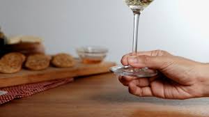 3 Ways To Hold A Wine Glass Wikihow