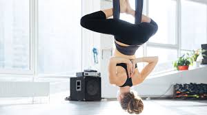 Man braucht zuhause keine geräte sondern ein wenig platz grundsätzliches zu yoga übungen. Aerial Yoga Schwerelosigkeit Im Yoga Im Tuch Erleben