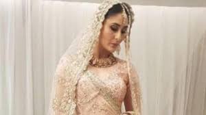 kareena kapoor is the coy bride at doha
