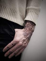 Tatouage doigt tatouage main homme mandala géométrique encre jagua |  Tatouage doigt, Style tatouage, Tatouage