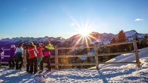 Con la pioggia, con la neve, con il sole (queste volta), unità soccorso piste sci usps cri,. L Alba Sulle Piste Da Sci Una Bella Opportunita Per I Mattinieri In Vacanza In Trentino La Stampa