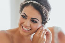 7 tips your wedding hairstylist and