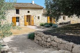 maison à la façade en pierres en provence