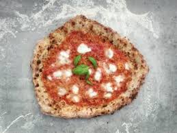 Den vedeldade ugnen är tillverkad av stefano ferarra i pizzans. Napolitansk Pizza Tra Hops Och Karlek David Sandra