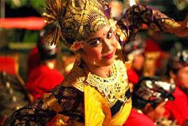 Keragaman seni budaya di indonesia terdiri dari seni tari, seni rupa, seni musik, seni teater, dan seni kriya. Inilah 10 Keberagaman Budaya Indonesia Bikin Makin Cinta
