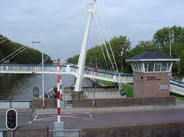 Het brugdek is flink beschadigd en staat schuin. Datei Gerrit Krolbrug Groningen Jpg Wikipedia