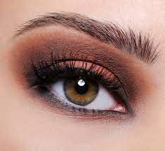 female eye with brown eyeshadow make