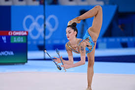 На олимпиаде в токио сборная россии по художественной гимнастике боролась за золото с болгарией в многоборье в групповых упражнениях, но проиграла при спорном судействе. T Ojw31 9kwxm