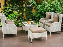 choosing an outdoor furniture set at a