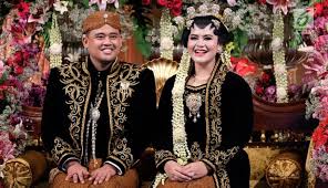 Namun pada saat upacara pernikahan, orang tua pengantin wanita biasanya mengenakan ikat pinggang dan kain jarik sindur. 5 Nama Pakaian Adat Jawa Tengah Lengkap Dengan Gambar