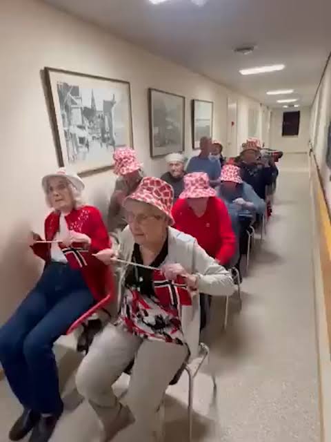 Los abuelos de Noruega también se sumaron al festejo típico 📷 Juega el viernes contra Francia 📷