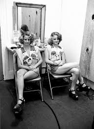 Growing up in an upscale dallas neighborhood, hinckley was a good athlete and a popular in junior high. Jodie Foster And Her Body Double Sister Connie Foster On The Set Of Taxi Driver 1976 Moviesinthemaking